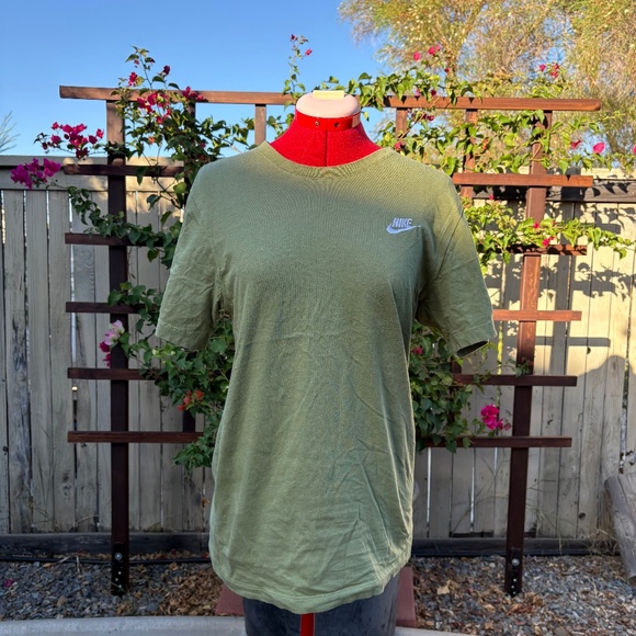 Plain Nike T-Shirt - Picture 1 of 3